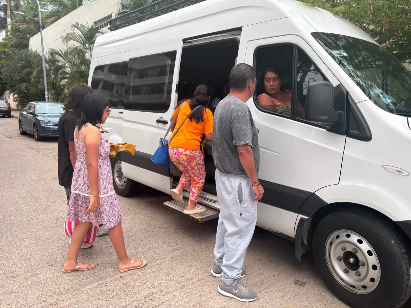 Pasajeros abordando una unidad