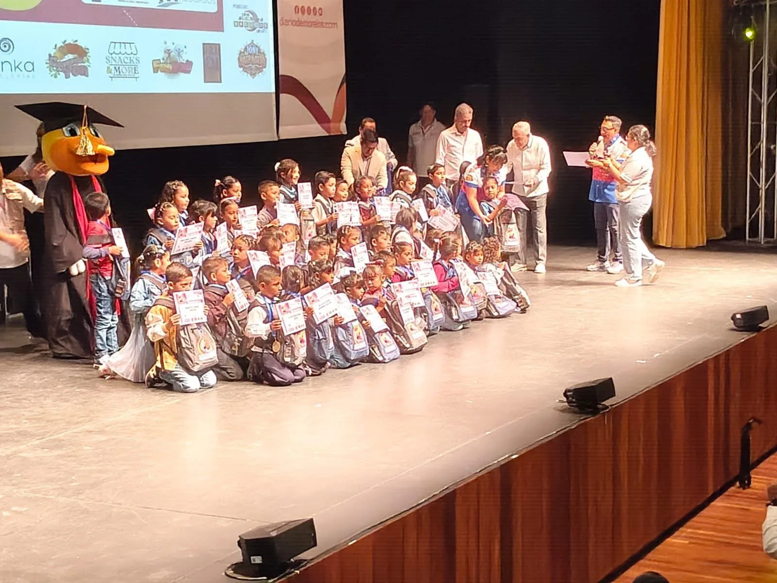Grupo escolar en evento